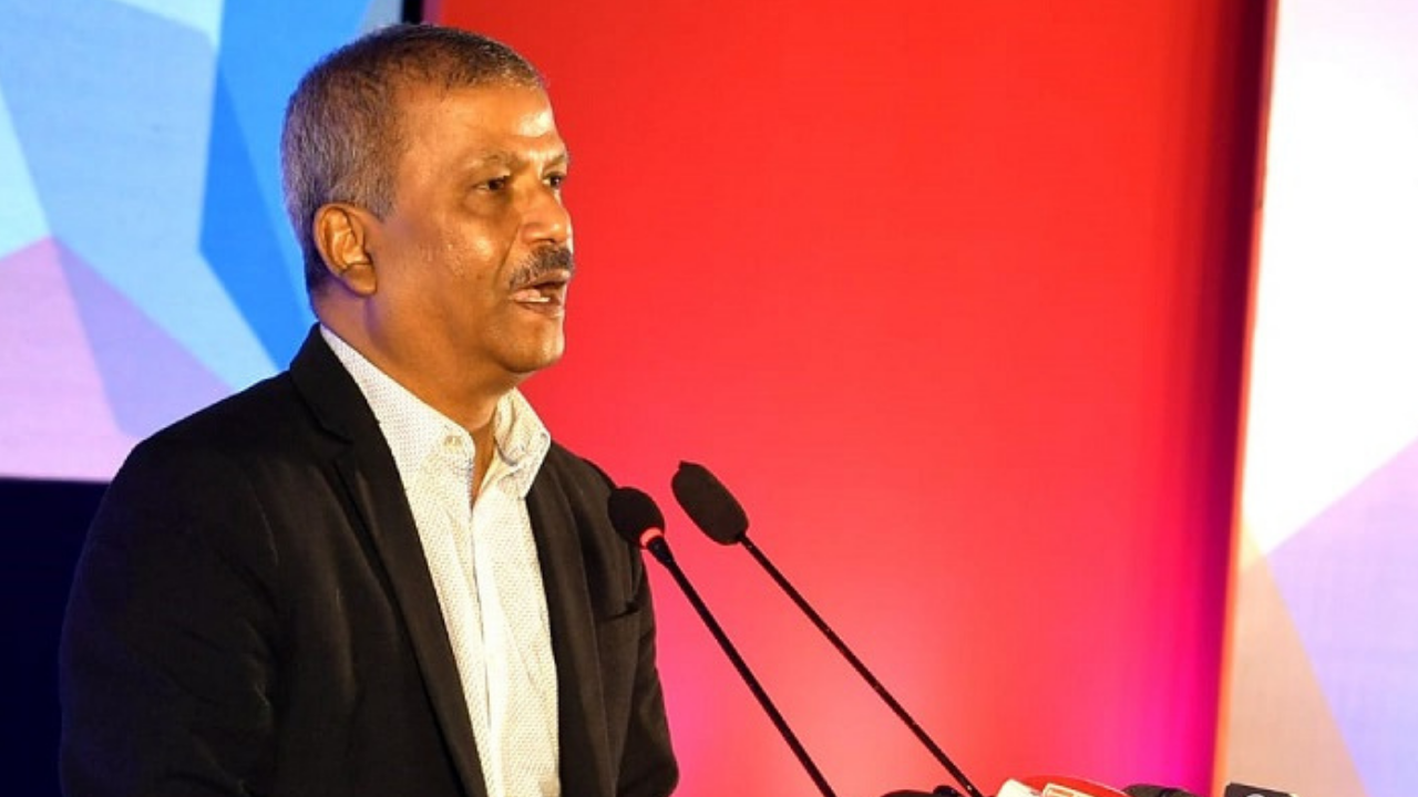 মানুষ বিরক্ত ও নিরুপায় হয়ে বিদেশে চিকিৎসা নিতে যায়: আসিফ নজরুল